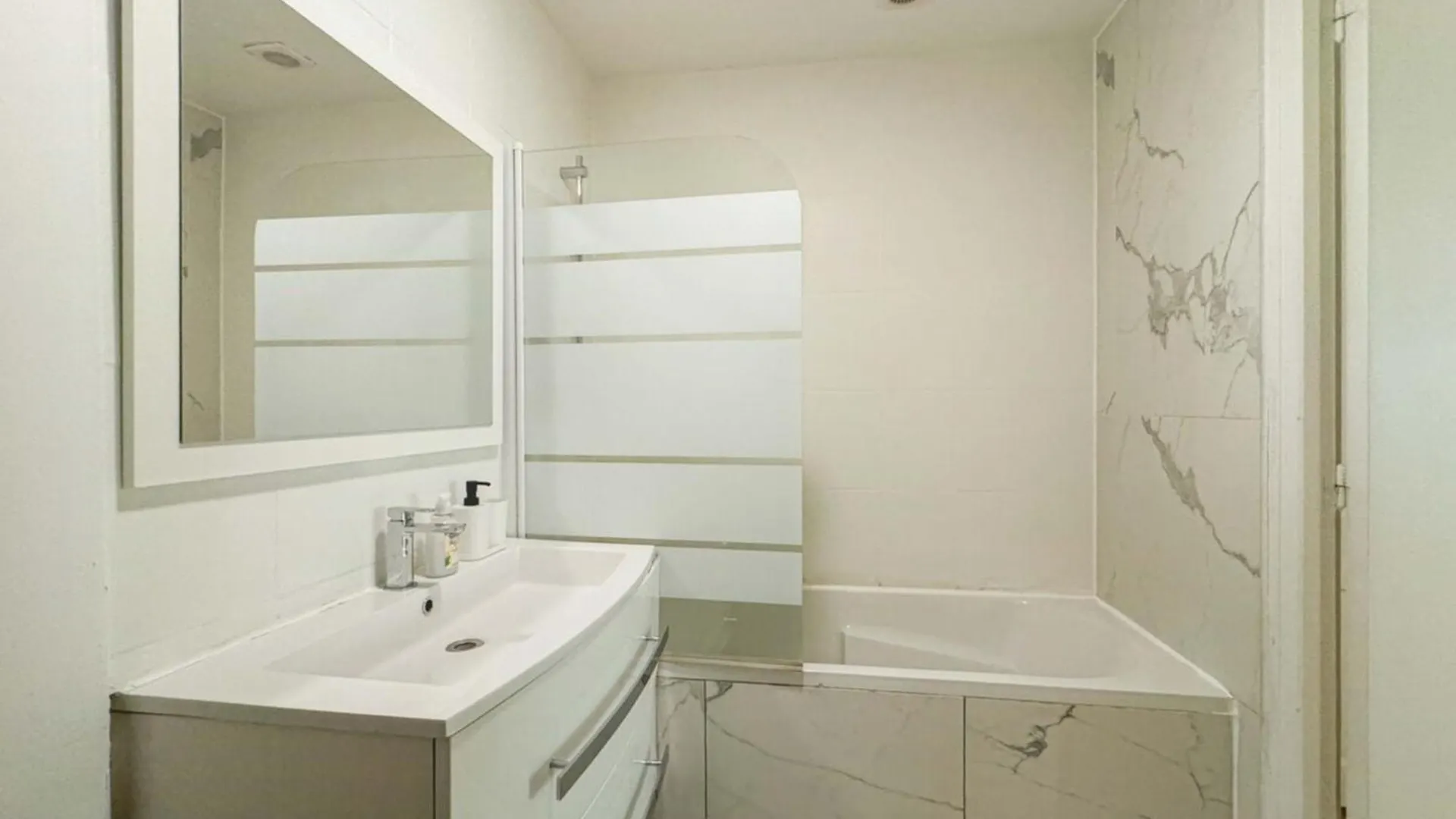 Flexliving - - Banquier Holiday home